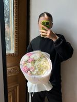 Букет из гортензии, хризантемы, диантусов и ромашки