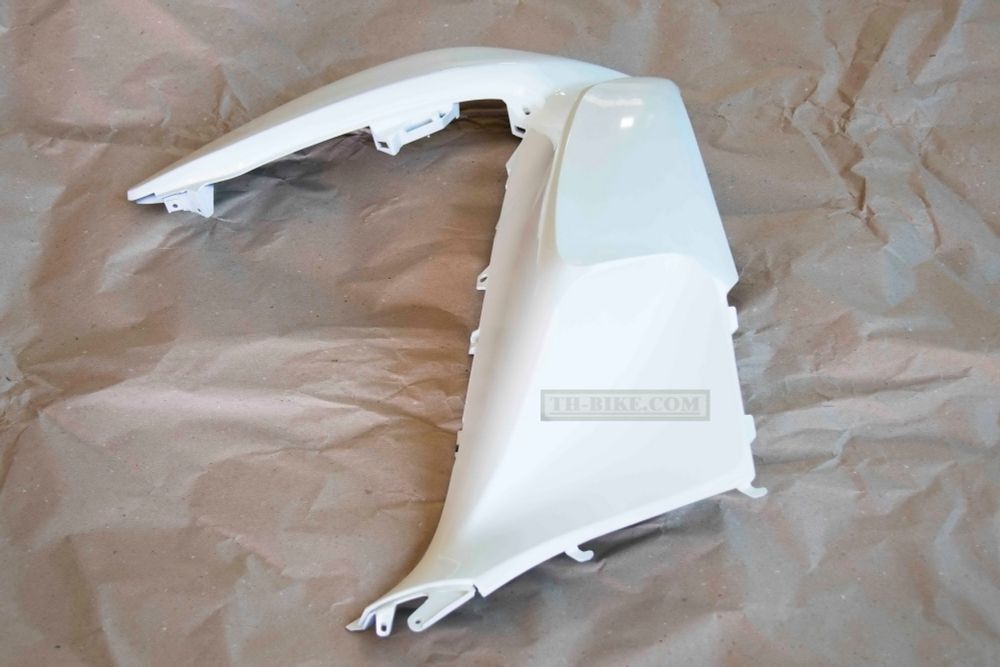 64501-KWN-902ZB. COVER, R. FR. *NHA87P*. White. Honda PCX. (NHA87P PEARL HIMALAYAS WHITE)