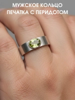 Кольцо печатка с перидотом, серебро 925, родий