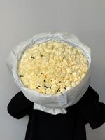 Букет из белой розы Аваланж (50см) 101 шт в оформлении-АКЦИЯ