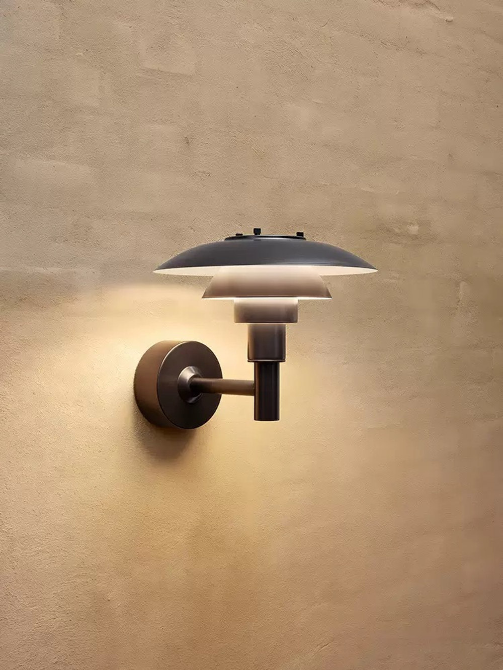 Design wall lamp PH 3/2.5 by Louis Poulsen outdoor