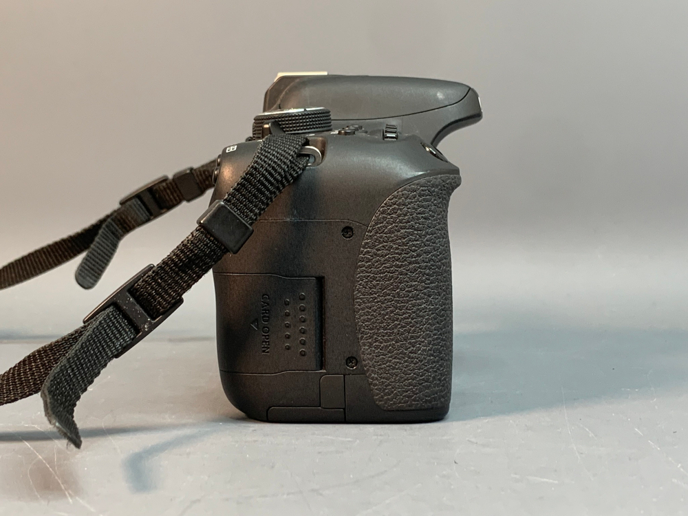 Canon 750D Kit 18-55mm IS STM 24.800 кадров, царапина на линзе