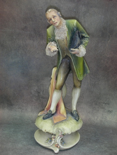 Статуэтка. Фарфор. Придворный господин. Capodimonte. Италия