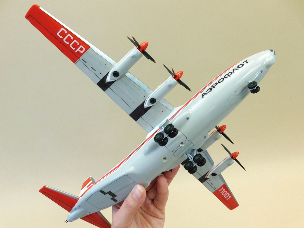 Модель самолета Ан-12 (М1:100, Аэрофлот полярный СССР-11234) с шасси