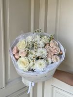 Букет из кустовых пионовидных роз, хризантемы, одноголовых роз и ромашки