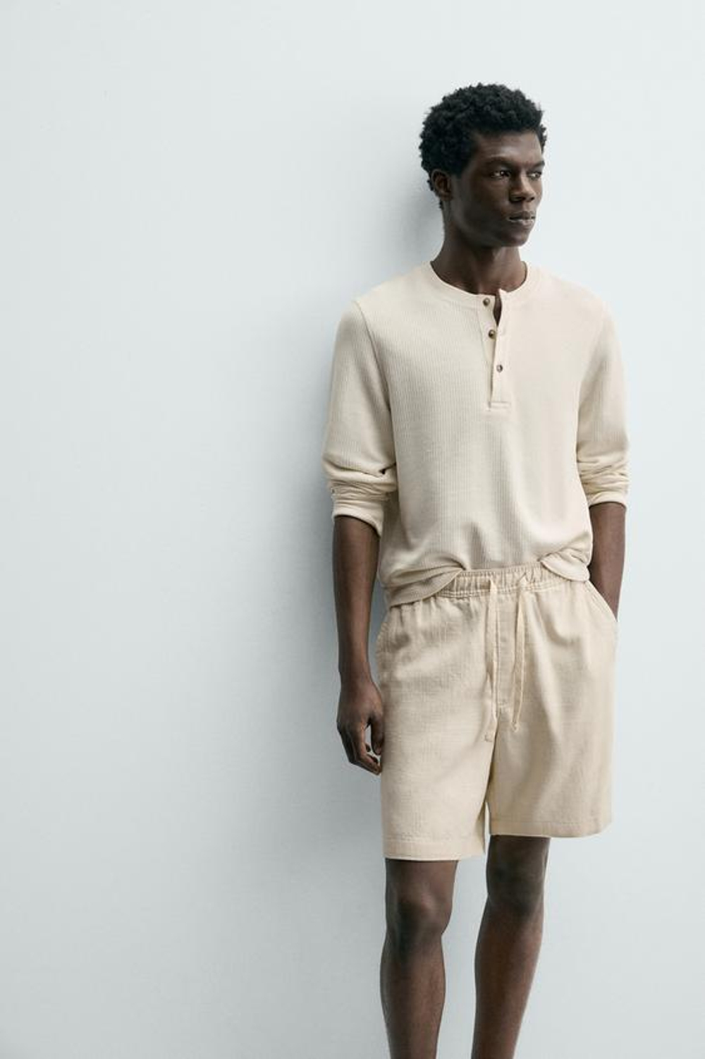 ZARA ШОРТЫ КЛАССИЧЕСКОГО КРОЯ ИЗ РЕЛЬЕФНОЙ ТКАНИ, СВЕТЛО-БЕЖЕВЫЙ