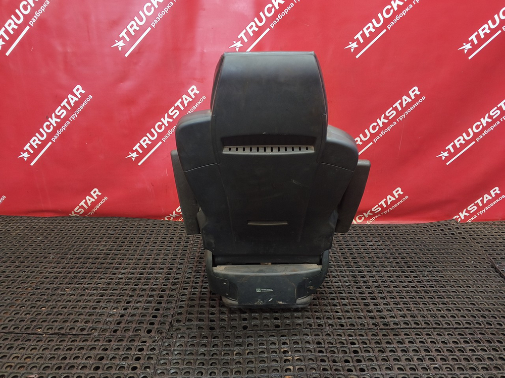 Сиденье пневматическое переднее левое