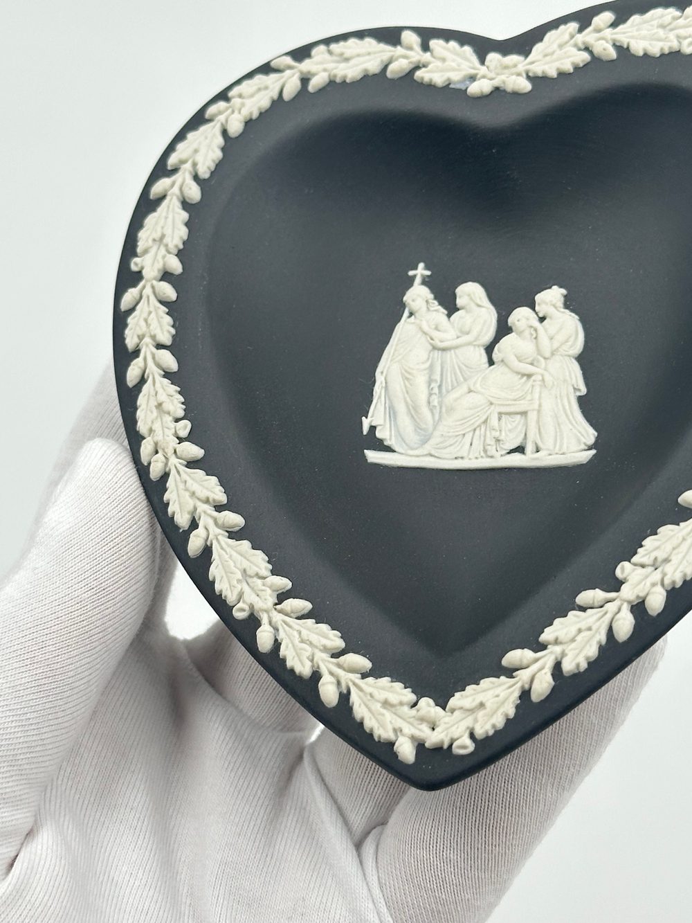Декоративная тарелка/мелочница «Карточные масти, Черви» Wedgwood чёрная