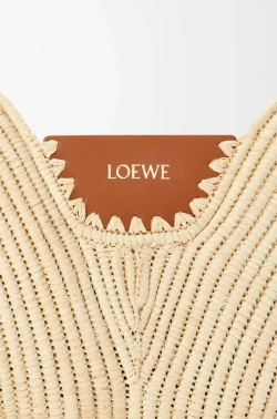 Loewe Сумка среднего размера Swing из рафии и телячьей кожи, натуральный/коричневый