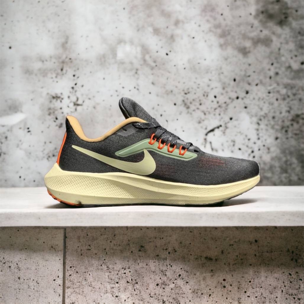 Nike Air Zoom Pegasus 39 • Black Orange