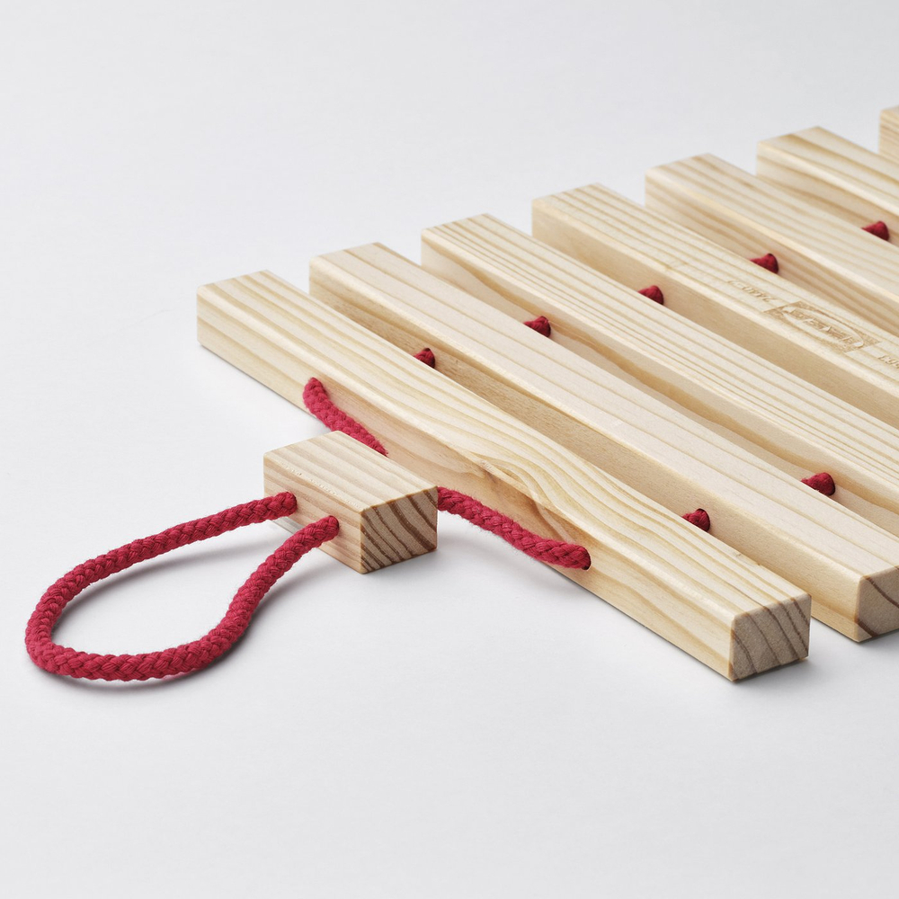IKEA HALVNÄBB  (ИКЕА ХАЛВНЭББ)  -  Подставка под горячее - раздвижная ярко-красный/сосна 16-32х20 см