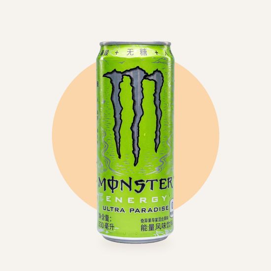 Энергетический напиток Monster Energy Ultra Paradise — на фирменном фоне OH MY GEEK