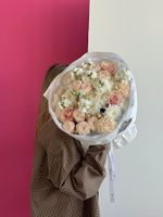 Сборный букет из хризантемы, маттиолы, кустовых пионовидных роз и диантусов крем - размер M