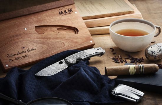 Нож скл."ECLIPSE", ст.DAMASTEEL, кл. с отверст., рук.титан с гравировкой, отверств.д/темляка,титан клипса,лимит.100ШТ,дерев.коробка