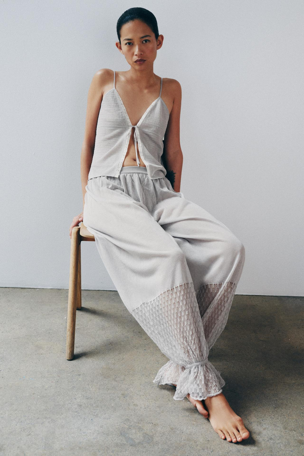 ZARA ТРИКОТАЖНЫЕ БРЮКИ-ШАРОВАРЫ С ОБОРКАМИ, СЕРЫЙ