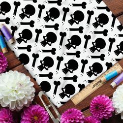Ткань флис чёрные черепа и кости на бежевом фоне