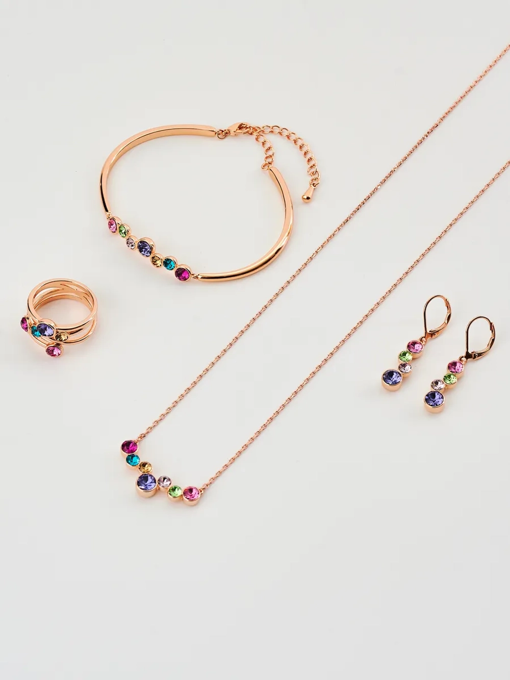 Жесткий браслет Эльза с разноцветными камнями Swarovski