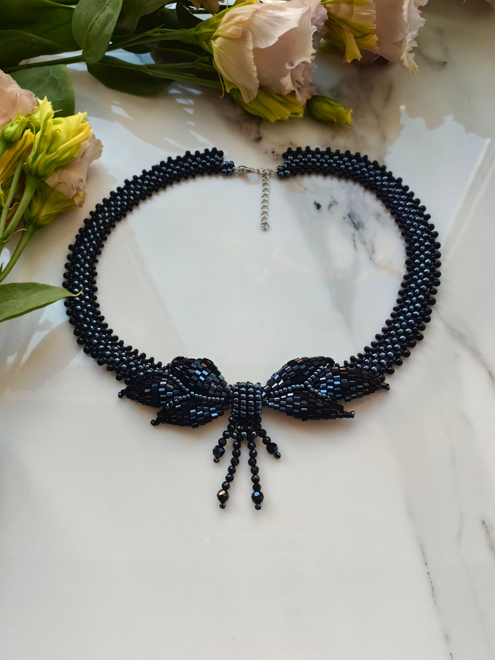 Колье "Бантик" ручной работы из бисера и кристаллов Swarovski