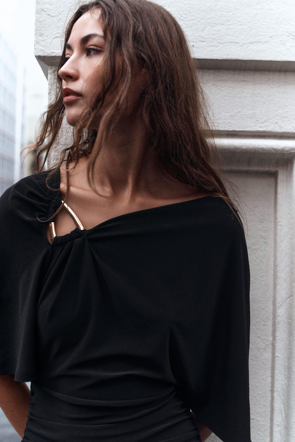 ДЛИННОЕ ПЛАТЬЕ С ДЕТАЛЬЮ — ZARA