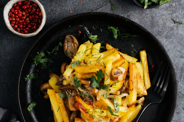 Жареный картофель с грибами, луком и зеленью