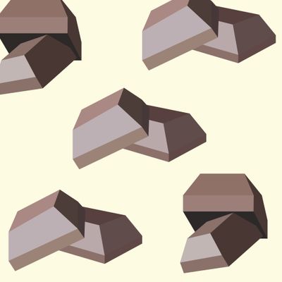 Кубики шоколада на светло-бежевом фоне