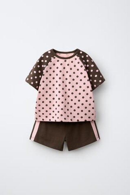 ZARA КОМПЛЕКТ ИЗ ФУТБОЛКИ В ГОРОШЕК И ШОРТОВ С ЛАСПАСАМИ, БЛЕДНО-РОЗОВЫЙ