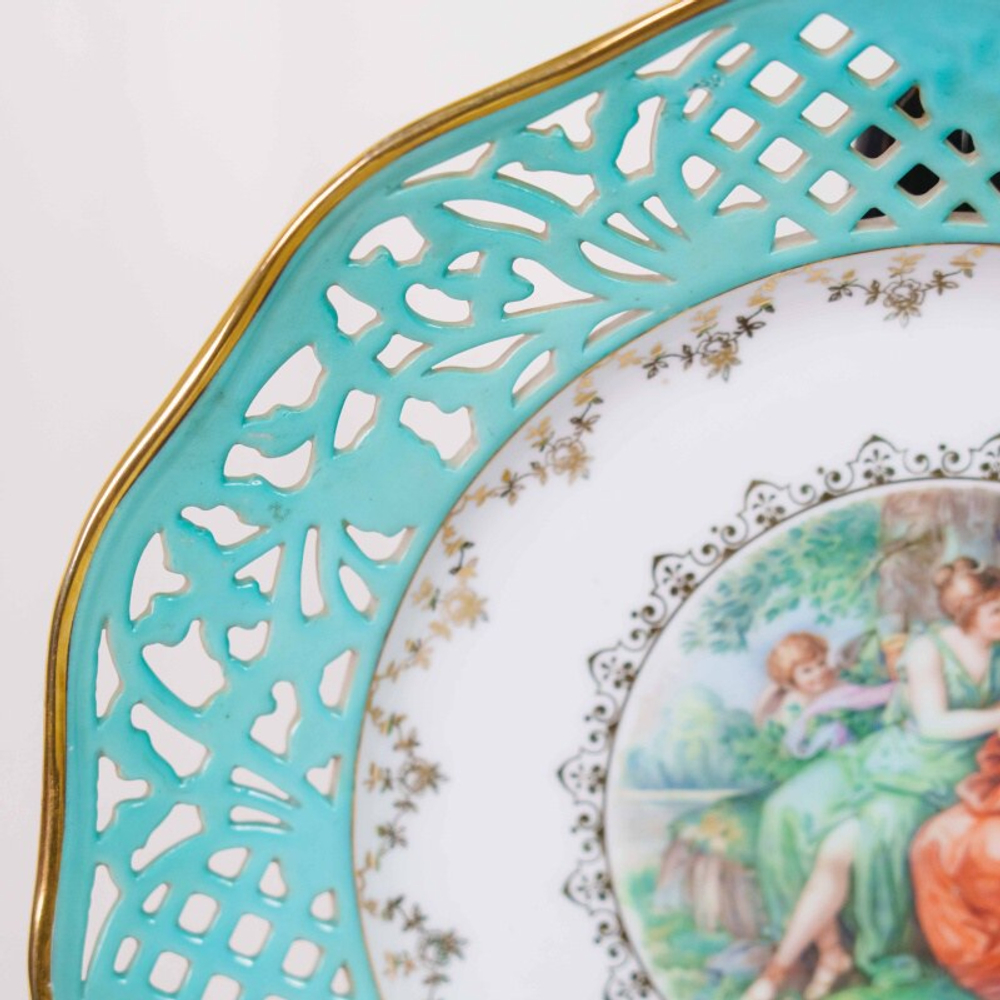 Декоративная ажурная тарелка «Музы и амур»