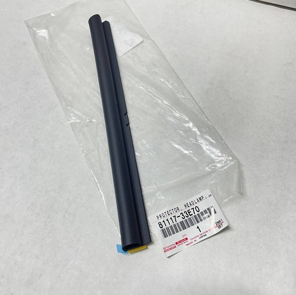 Уплотнитель на фару RH (LED) 81117-33E70 8111733E70