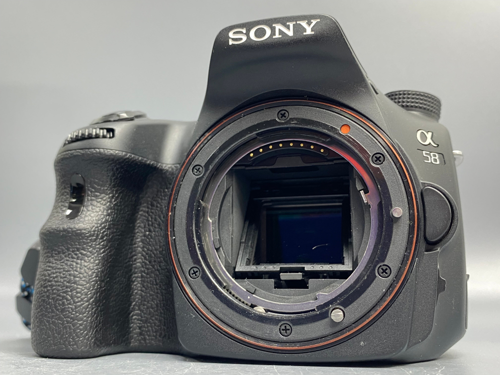Sony A58 Kit 18-55mm Скол на объективе