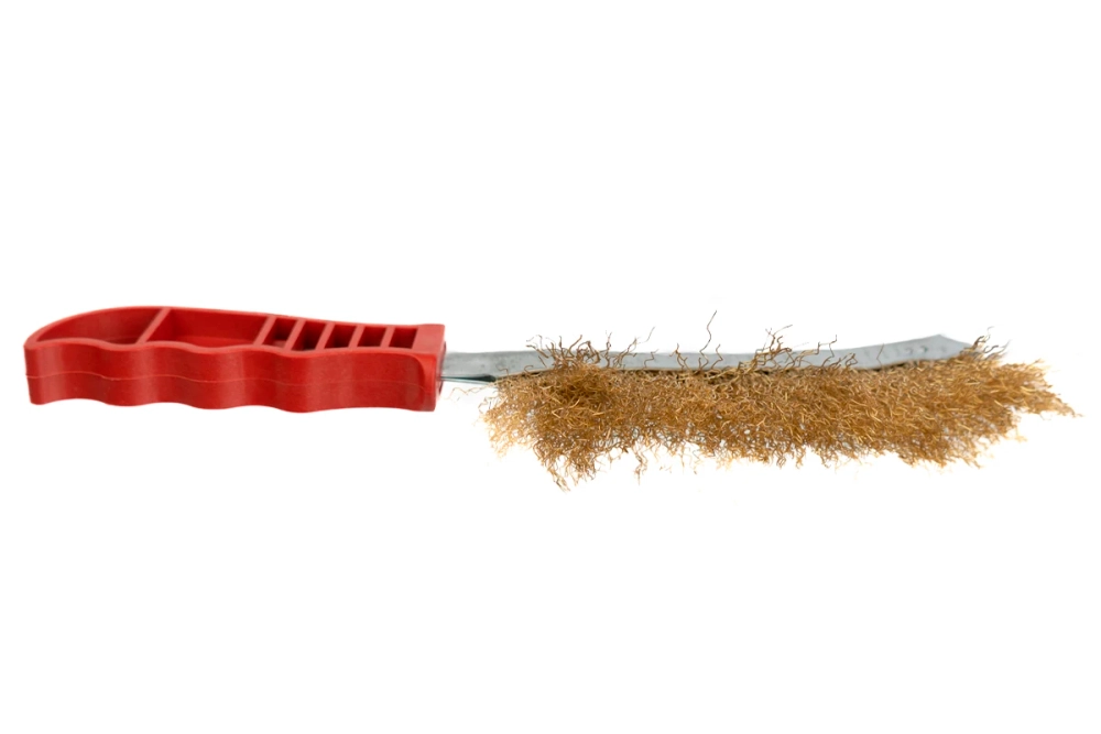 Щетка ручная с пластиковой ручкой по металлу латунная