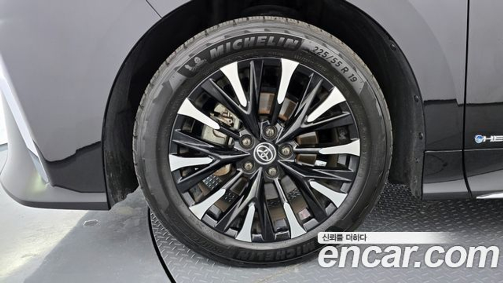Toyota Alphard 2.5 HEV Executive AWD — 2024