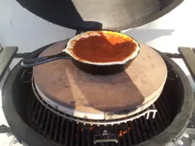 Керамический гриль Kamado Joe Classic II Stand-Alone, 46 см (красный), на столе из дуба