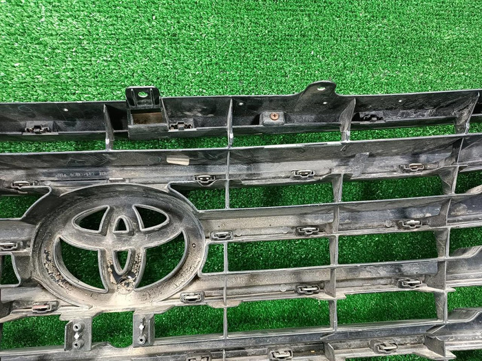 Решетка радиатора Toyota Land Cruiser 200 (2012-2015)