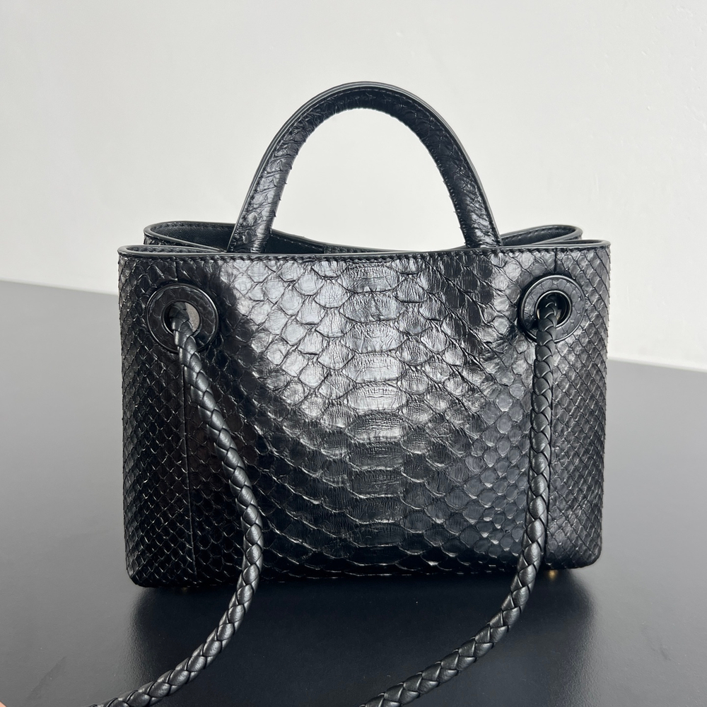 Сумка Bottega Veneta Andiamo Mini — чёрная с тиснением — фото 3