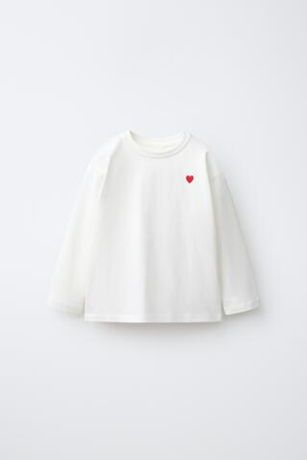 ZARA ФУТБОЛКА С ВЫШИВКОЙ «СЕРДЦЕ», БЕЛЫЙ