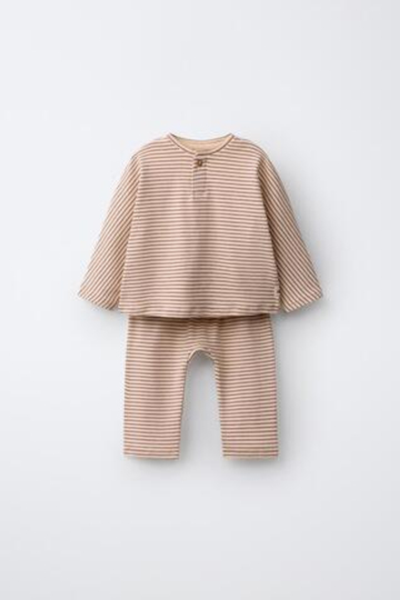 ZARA КОМПЛЕКТ ИЗ ФУТБОЛКИ И БРЮК-ДЖОГГЕРОВ В ПОЛОСКУ, РЫЖЕВАТО-КОРИЧНЕВЫЙ