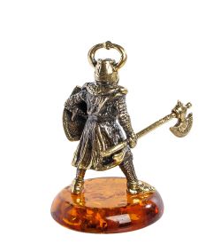 Народные промыслы AM-1279 Фигурка «Рыцарь с топором» (латунь, янтарь)