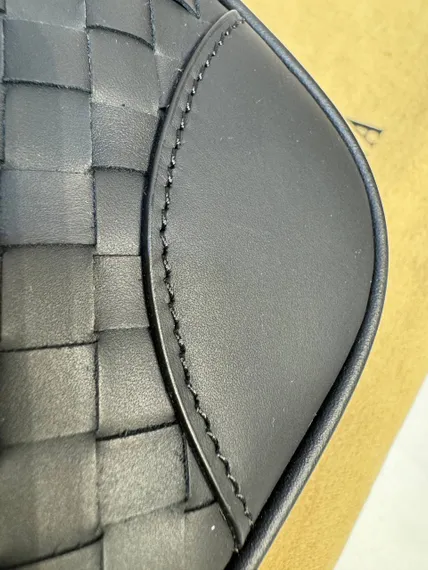 Кожаный портфель Bottega Veneta Intrecciato на молнии с плечевым ремнем