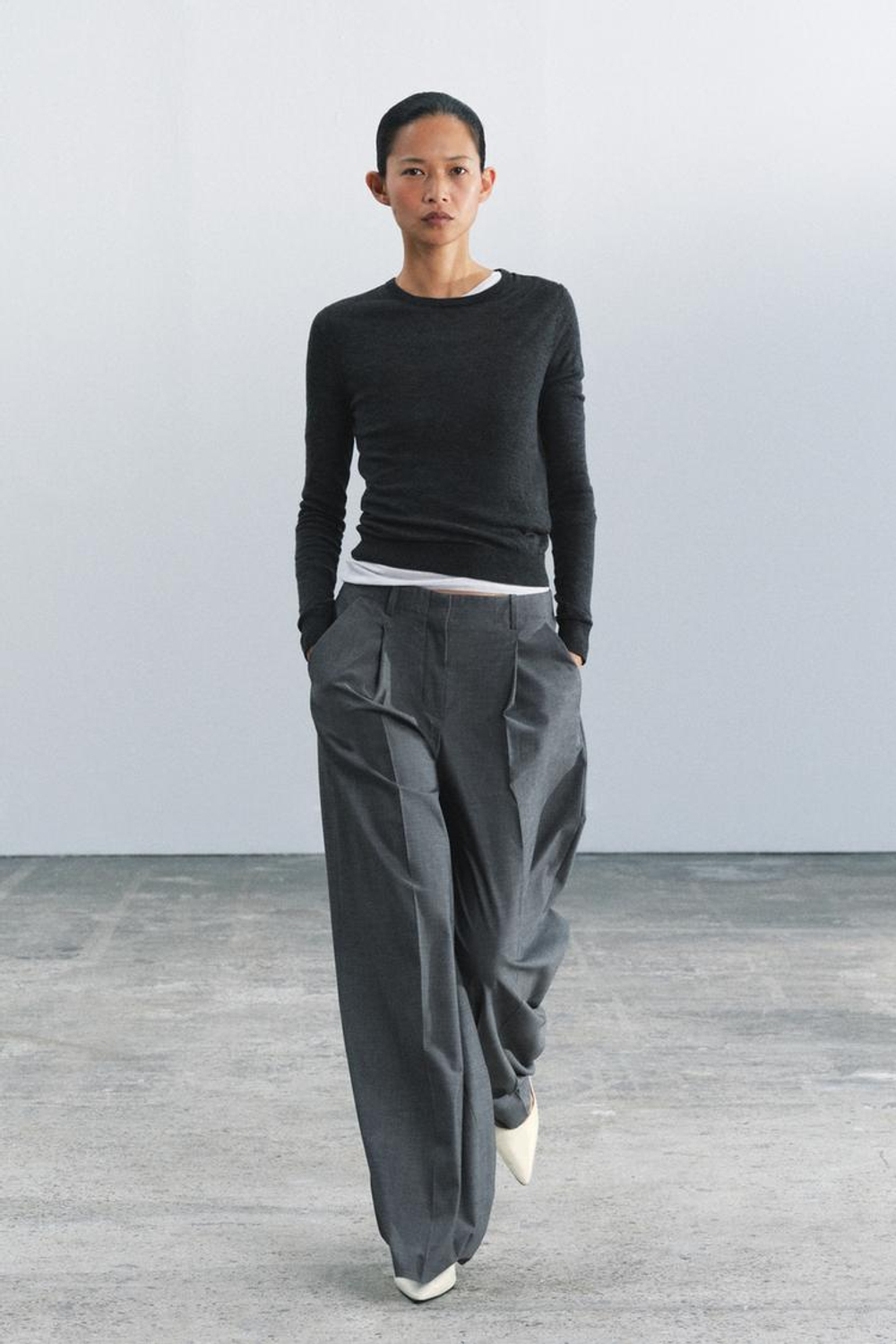 ZARA БРЮКИ С ЗАЩИПАМИ — ZW COLLECTION, СЕРЫЙ