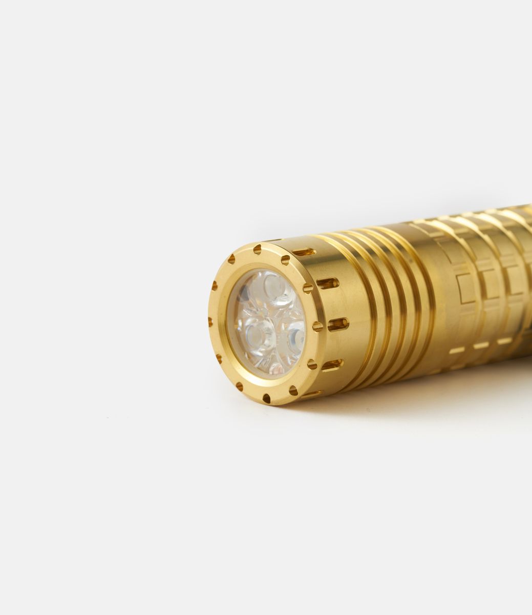 Dawn Hex 18650 Brass XPL — фонарик из латуни