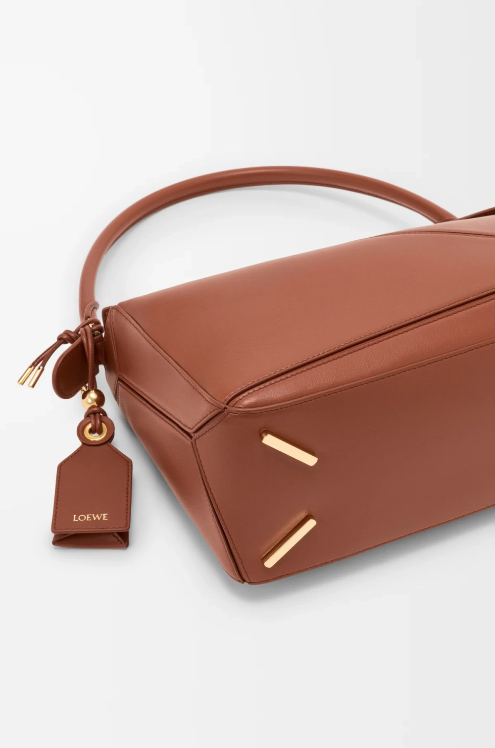 Loewe Сумка-мешок среднего размера Puzzle Featherlight из кожи ягненка наппа, коричневый