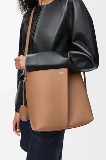 Loewe Средняя сумка-ведро Bilbao из гладкой телячьей кожи, мокко