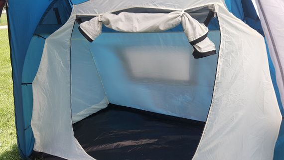 Палатка Canadian Camper SANA 4 PLUS, цвет royal, вход во внутреннюю палатку.