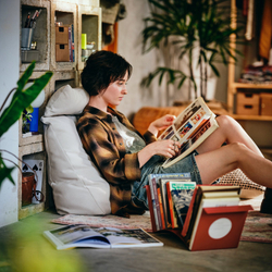 IKEA KOMPISHÄNG  (ИКЕА КОМПИСХЭНГ)  -  Держатель для книг - красный 54х19х18 см