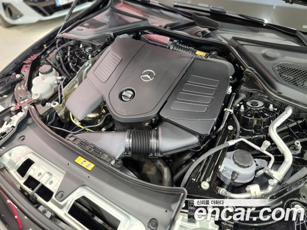 Mercedes-Benz E-Class E300 4MATIC Exclusive — 2025