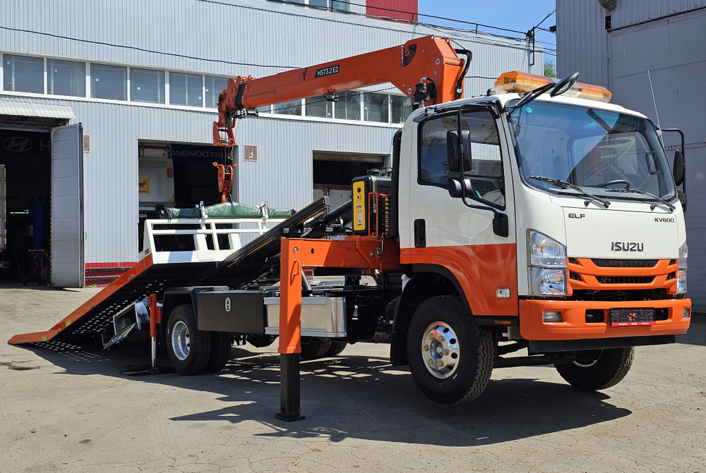 Эвакуаторная платформа 4.5 т с КМУ 3.2 т на шасси Isuzu Elf