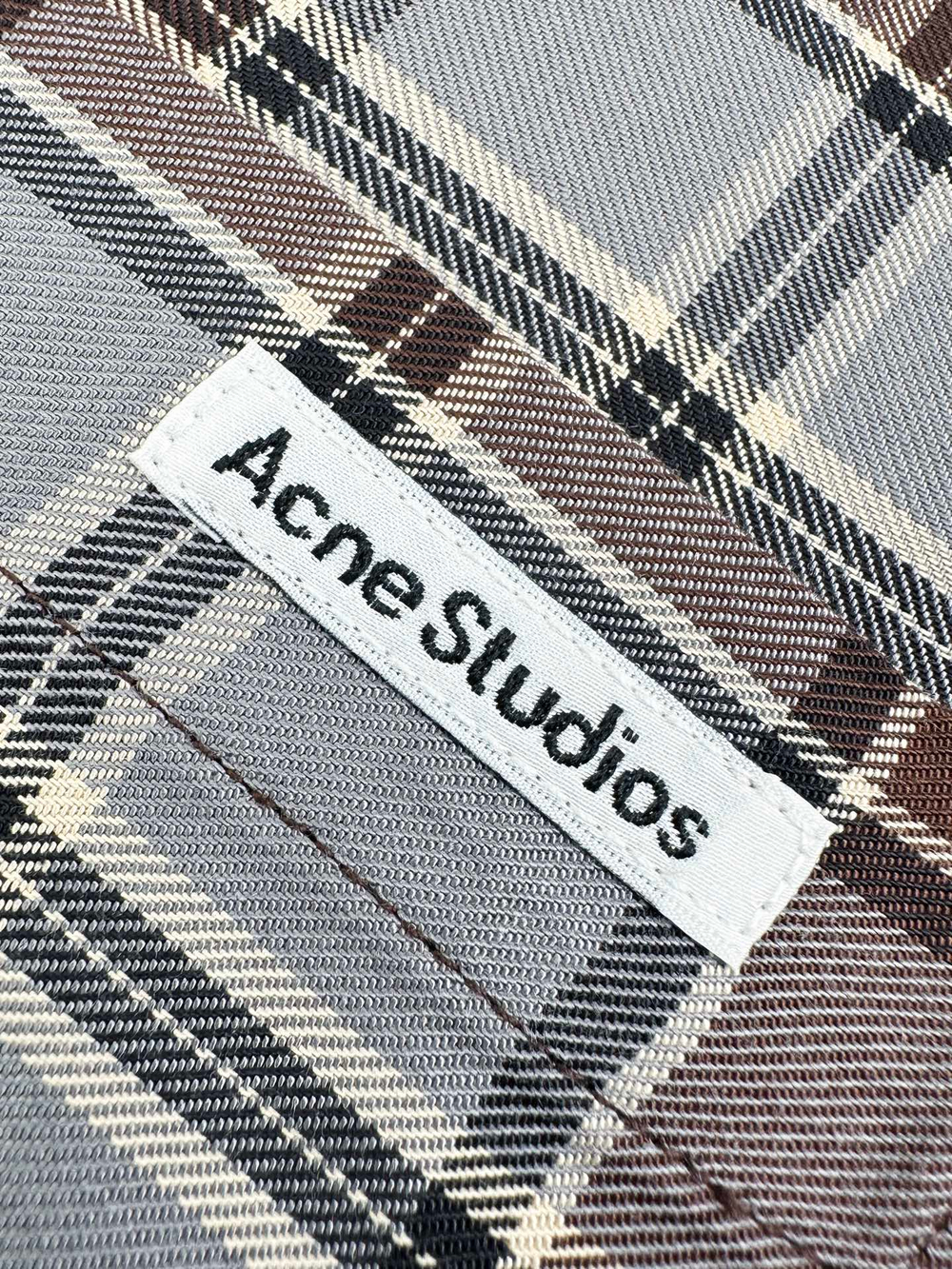 Женская клетчатая рубашка Acne Studios с вышивкой — серо-коричневая — фото 4