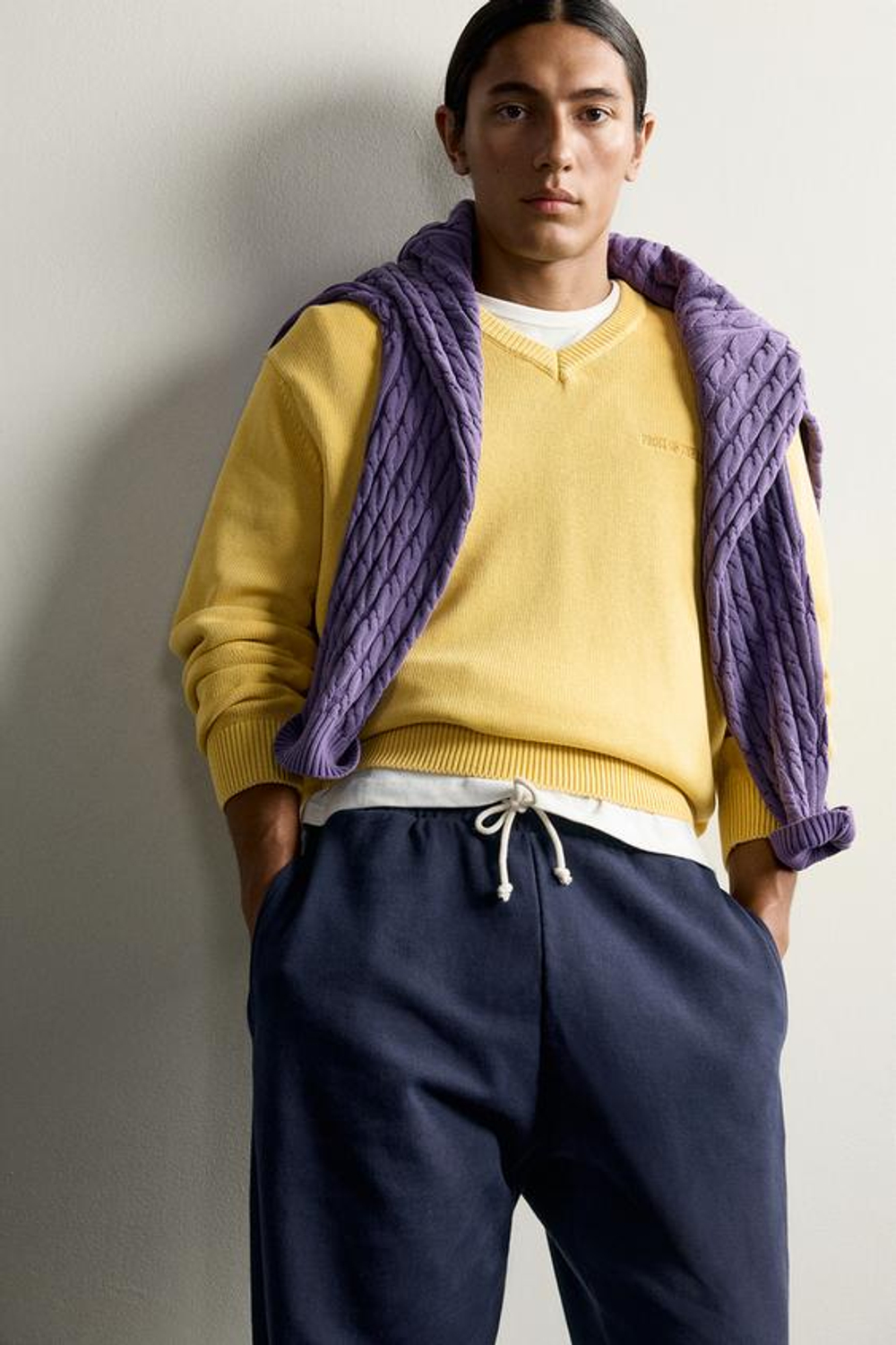 ZARA - FRUIT OF THE LOOM™ ХЛОПКОВЫЙ ДЖЕМПЕР С V-ОБРАЗНЫМ ВЫРЕЗОМ И ВЫШИВКОЙ, ЖЕЛТЫЙ
