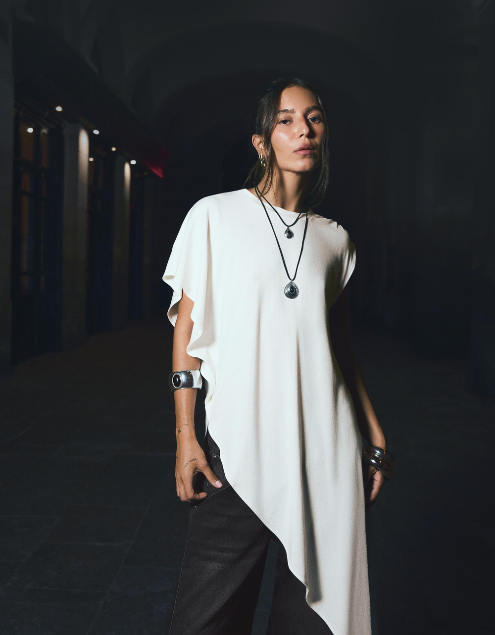 Женская асимметричная удлиненная футболка - BERSHKA