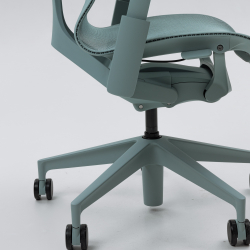 Кресло Herman Miller Cosm, высокая спинка, цвет Glacier, регулируемые подлокотники